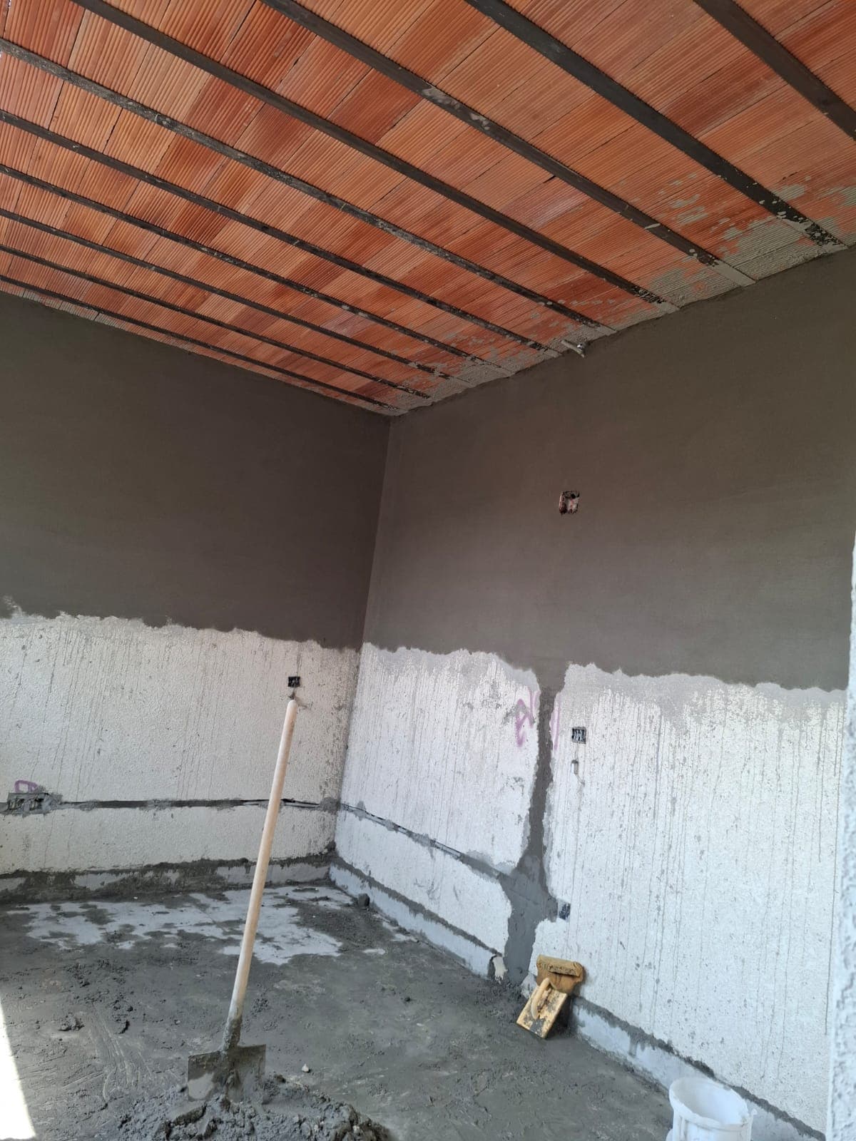 سقف دمر من الطوب الأحمر والحديد أثناء التركيب في الرياض
