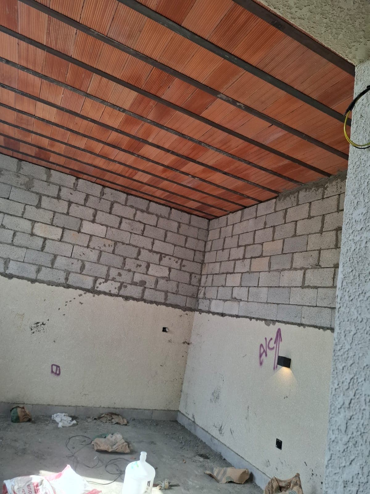 جدار بلوك أثناء بناء ملحق خارجي في الرياض